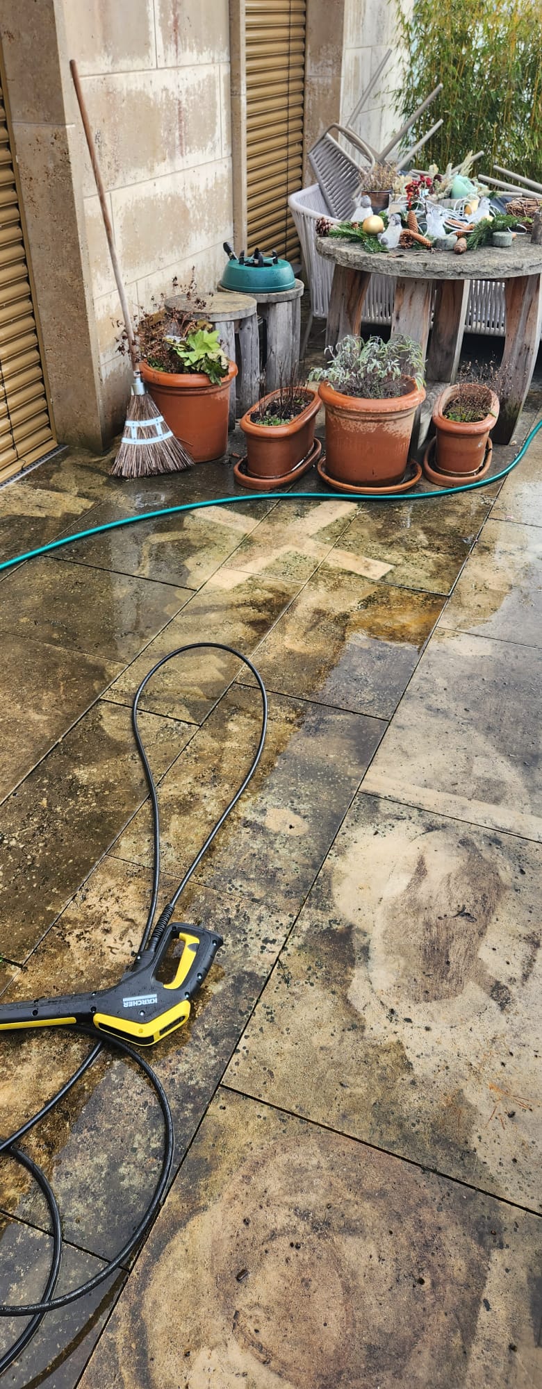 Reinigung von Terrassenboden und Steinplatten durch Medina R. Reinigung