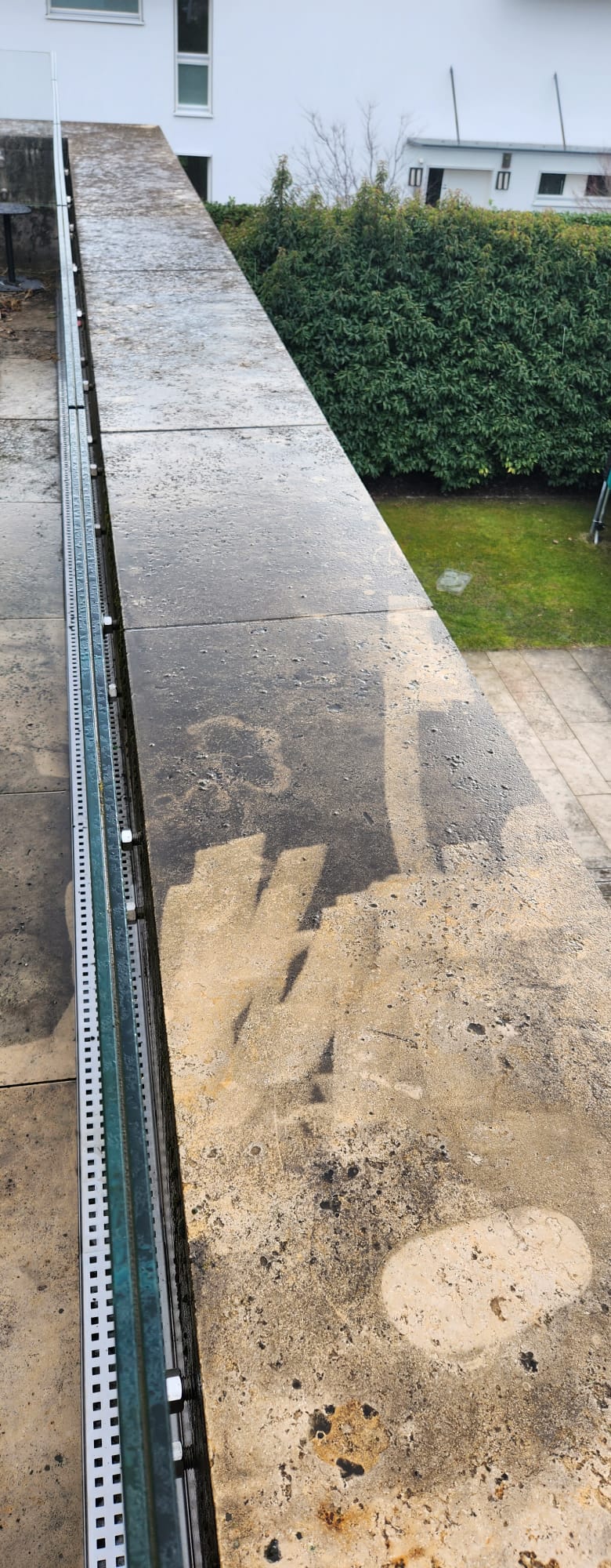 Reinigung von Terrassenboden und Steinplatten durch Medina R. Reinigung
