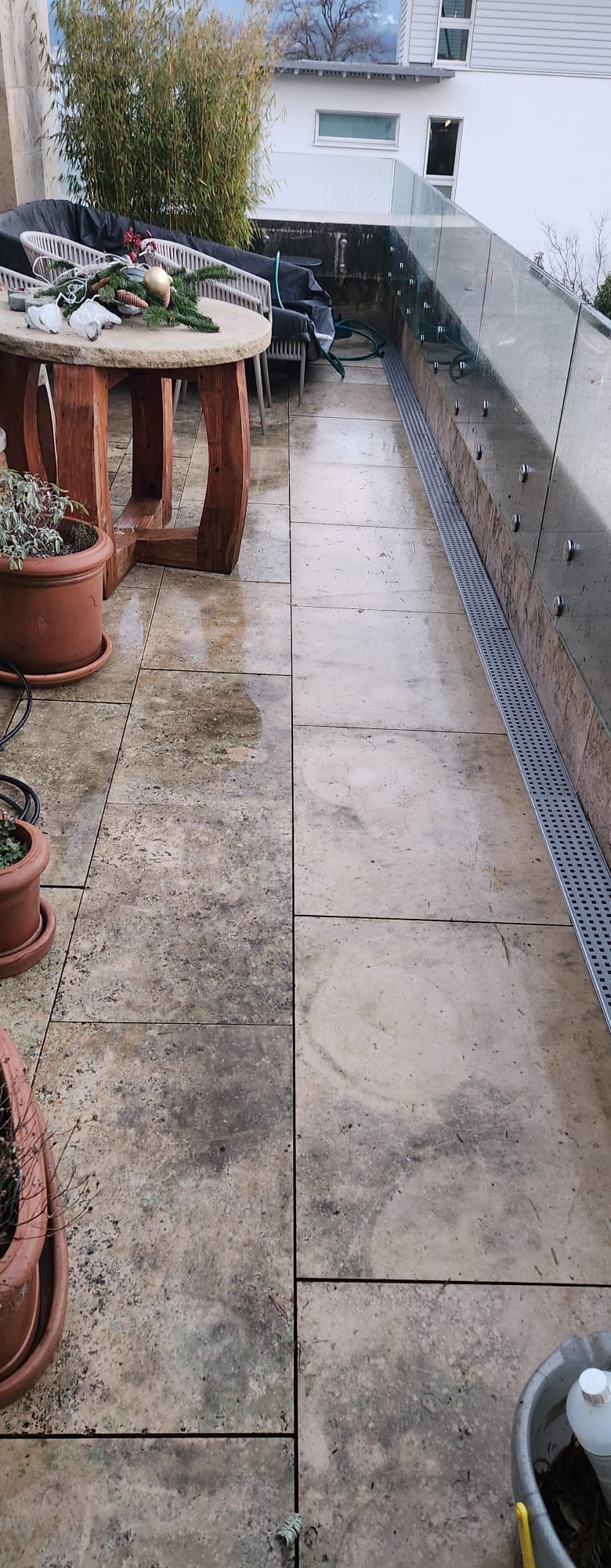 Reinigung von Terrassenboden und Steinplatten durch Medina R. Reinigung